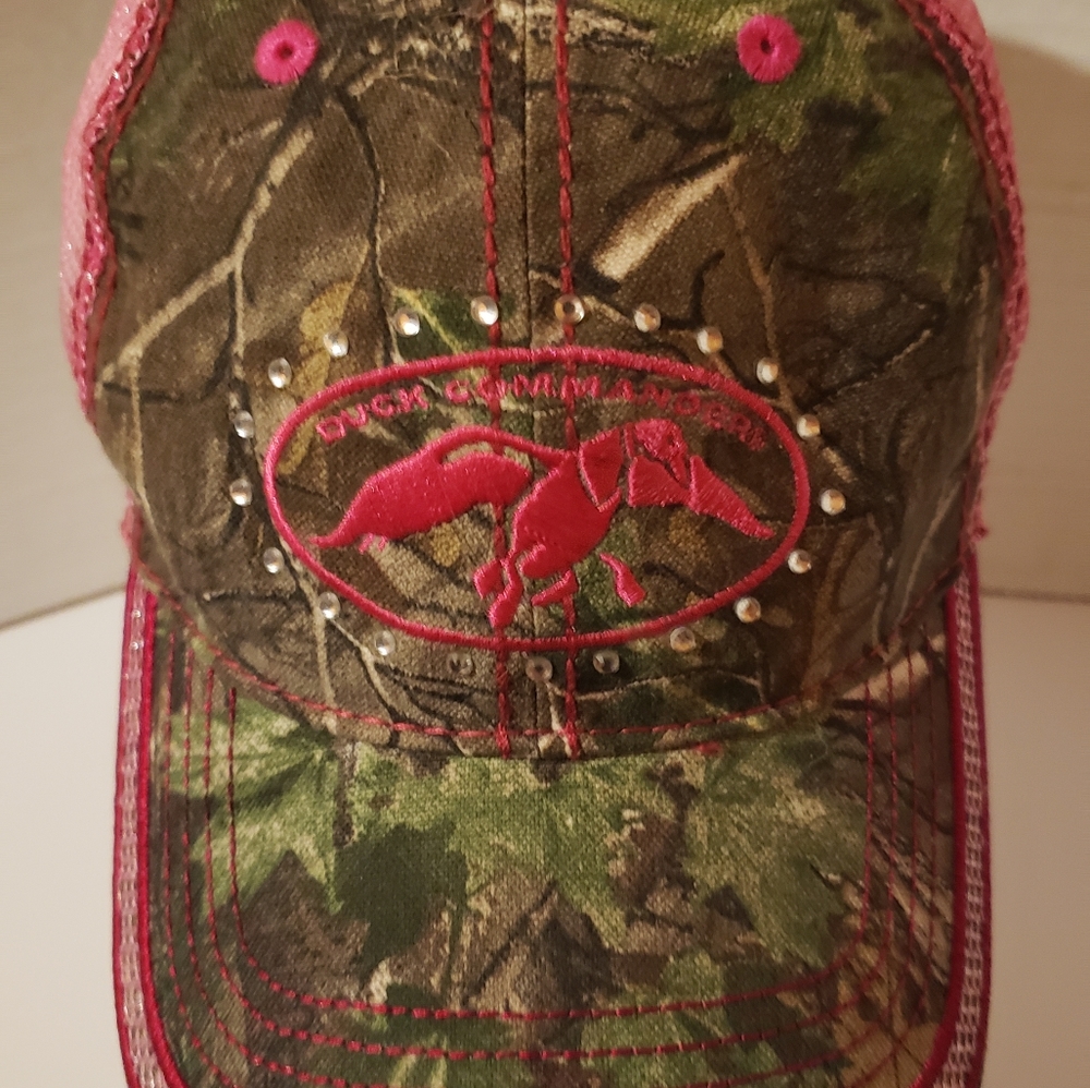 A woman's hat Duck commander